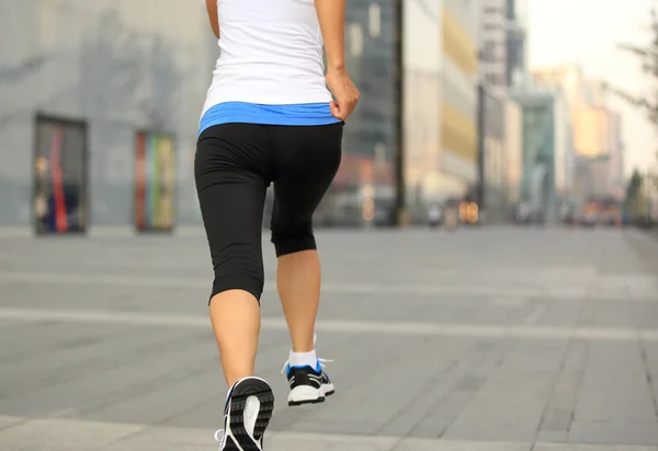 Athlète coureur courant dans la rue de la ville . — Photo