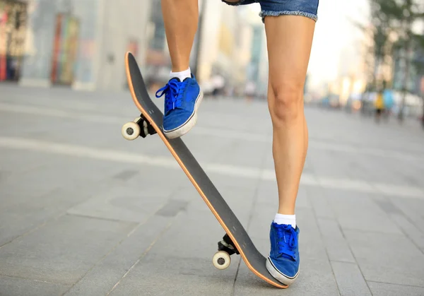 Skateboarding žena nohy — Stock fotografie