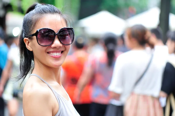 Asiatisk kvinna turist på jinli gatan, — Stockfoto