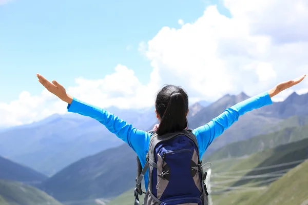 Animando senderismo womanat pico de montaña — Foto de Stock