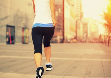 Şehir cadde üzerinde çalışan runner atlet.