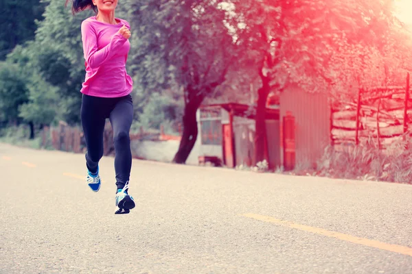 Jonge fitness vrouw uitgevoerd — Stockfoto