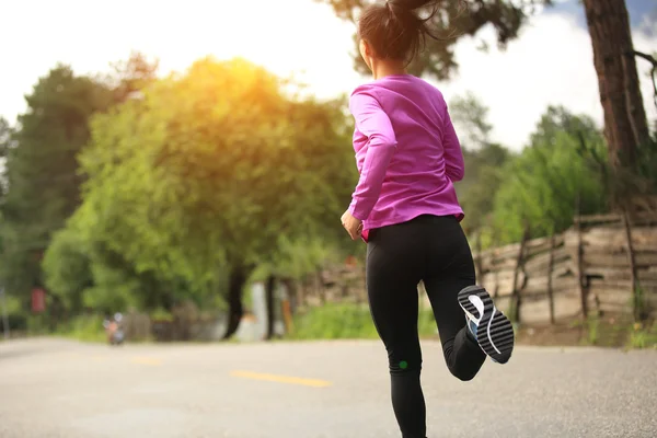 年轻的健身女人跑 — 图库照片