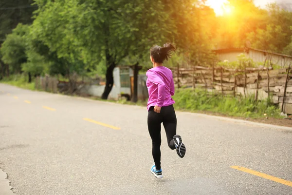 年轻的健身女人跑 — 图库照片