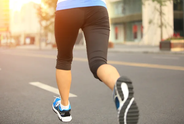 Sportovec běžec běží na ulici města. — Stock fotografie