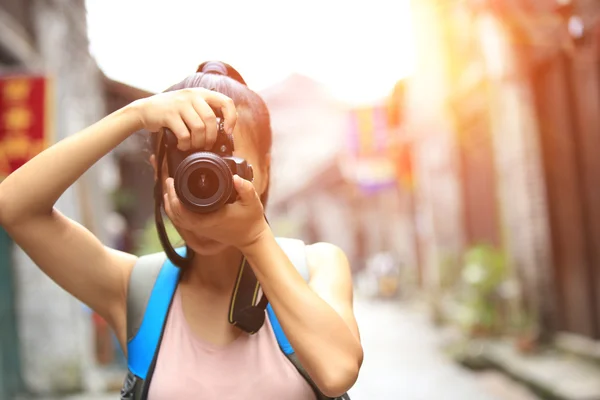 Žena fotograf brát fotografie — Stock fotografie