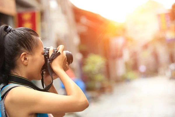 Žena fotograf brát fotografie — Stock fotografie