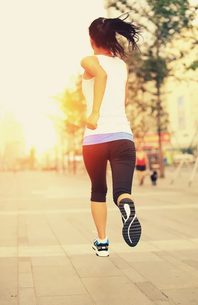 Athlète coureur courant dans la rue de la ville . — Photo