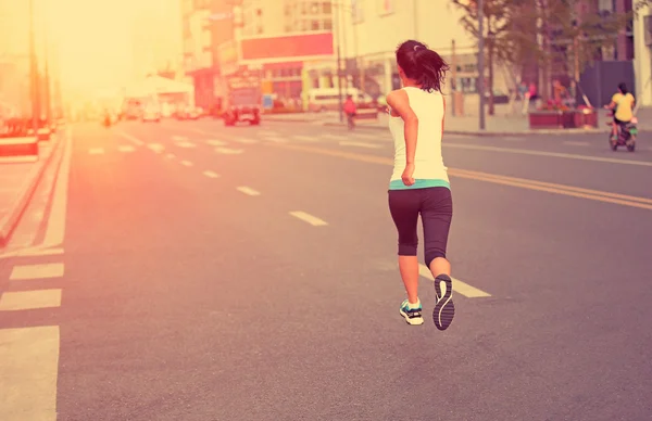 Läufer läuft auf Stadtstraße. — Stockfoto