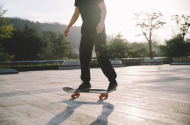 Kaykaycı şehir dışında kaykay yapıyor.