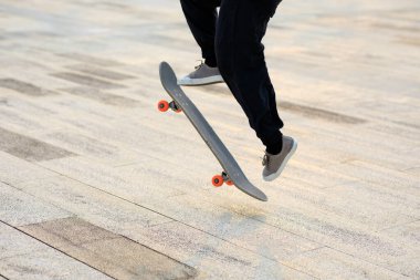 Kaykaycı şehir dışında kaykay yapıyor.