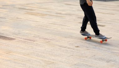 Kaykaycı şehir dışında kaykay yapıyor.