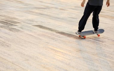 Kaykaycı şehir dışında kaykay yapıyor.