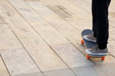 Kaykaycı şehir dışında kaykay yapıyor.