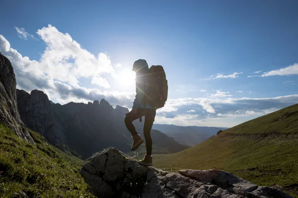 Donna Successo Escursionista Zaino Spalla Sul Tramonto Vetta Alpina — Foto Stock