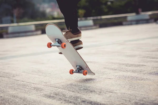 Skateboarder Skateboarding Venku Městě — Stock fotografie