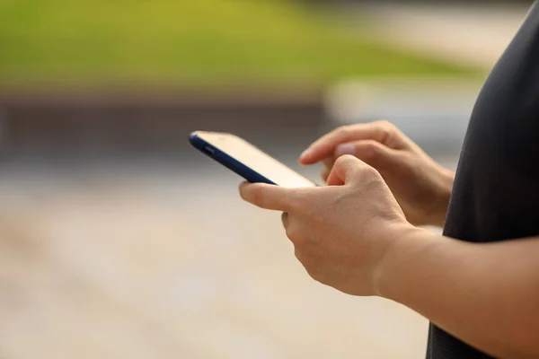 Asiatin Nutzt Smartphone Freien — Stockfoto