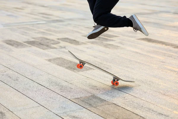 Skateboarder Skateboarding Εξωτερικούς Χώρους Στην Πόλη — Φωτογραφία Αρχείου