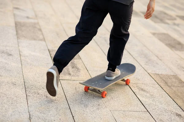 Skateboarder Skateboarding Venku Městě — Stock fotografie