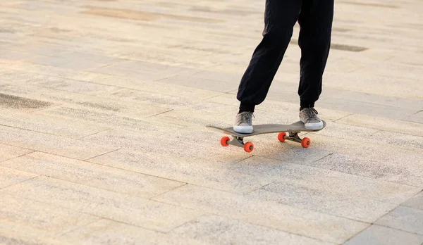 Skateboarder Skateboarden Draußen Der Stadt — Stockfoto