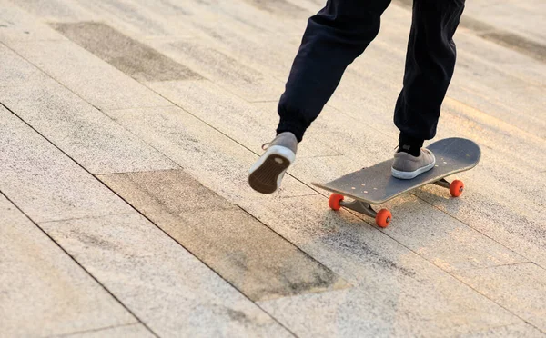 Skateboarder Skateboarding Venku Městě — Stock fotografie