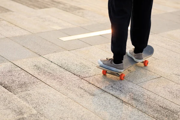 Skateboarder Skateboarden Draußen Der Stadt — Stockfoto