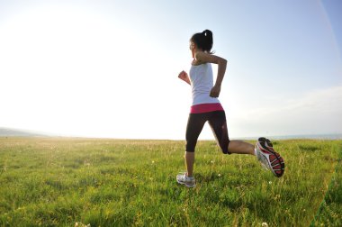 çim sahil üzerinde çalışan runner atlet.