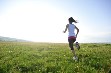 çim sahil üzerinde çalışan runner atlet.