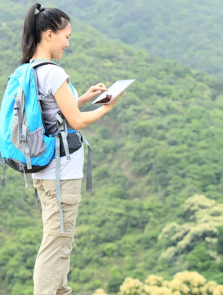 Genç Asyalı kadın hiker kullanmak dijital tablet — Stok fotoğraf