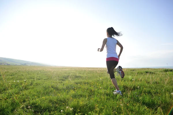Atleta corridore che corre sull'erba sul mare . — Foto Stock
