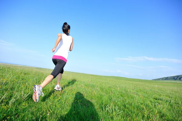 Athlète coureur courir sur herbe bord de mer . — Photo