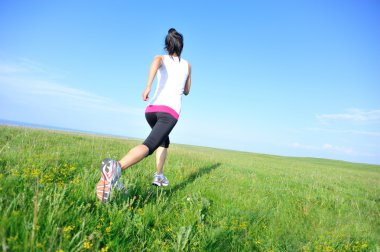 çim sahil üzerinde çalışan runner atlet.