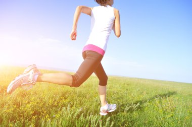 çim sahil üzerinde çalışan runner atlet.