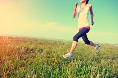 çim sahil üzerinde çalışan runner atlet.