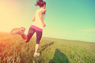 çim sahil üzerinde çalışan runner atlet.