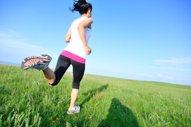 çim sahil üzerinde çalışan runner atlet.