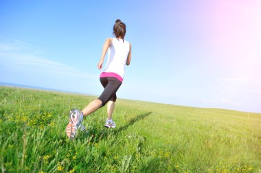 çim sahil üzerinde çalışan runner atlet.