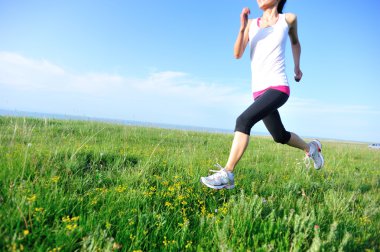 çim sahil üzerinde çalışan runner atlet.