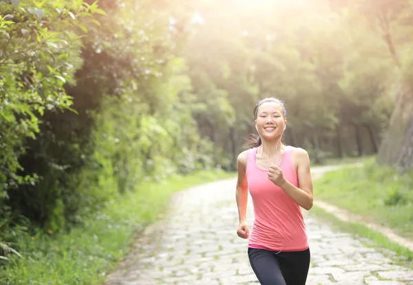 Junge Fitness-Frau läuft — Stockfoto