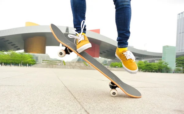 Donna gambe skateboard — Foto Stock