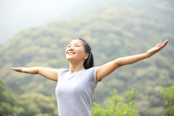 Cheering woman enjoy the beautiful view — Stock Photo, Image