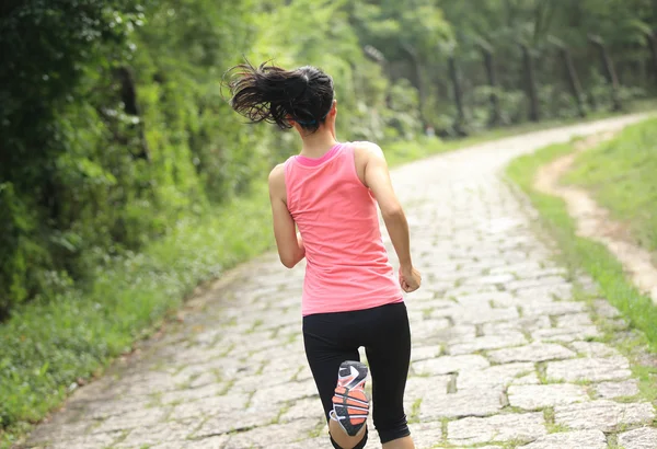 年轻的健身女人跑 — 图库照片