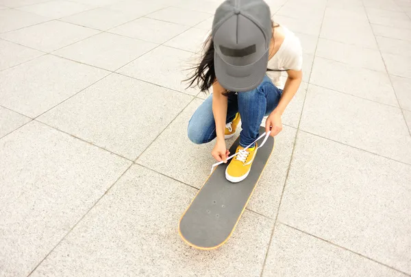 Skateboarder δεσμεύοντος κορδόνι — Φωτογραφία Αρχείου