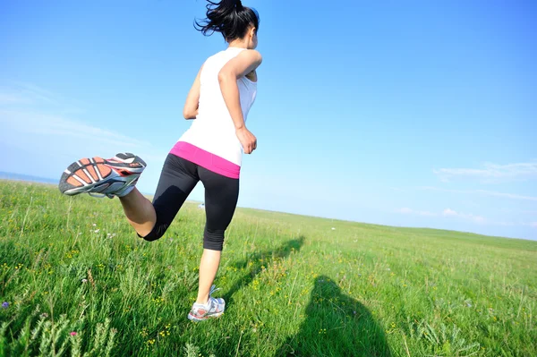 Runner atleet uitgevoerd op gras aan zee. — Stockfoto