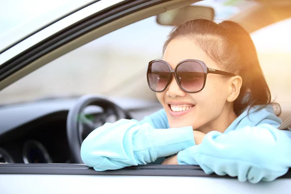 Mulher motorista sentar carro interior — Fotografia de Stock