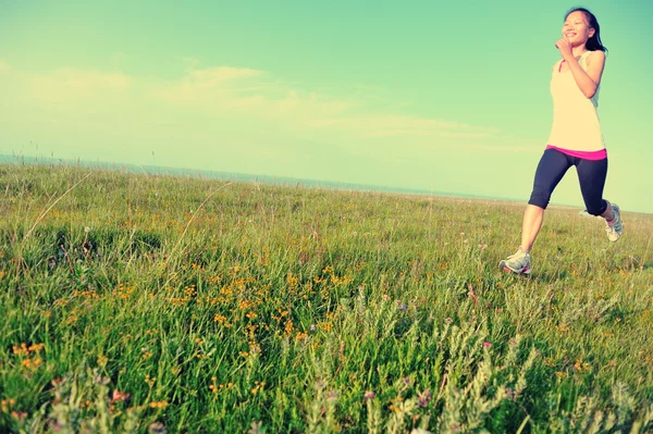 Läuferin läuft auf Gras. — Stockfoto