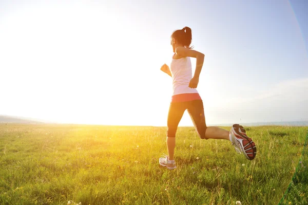 Çim sahil üzerinde çalışan runner atlet. — Stok fotoğraf