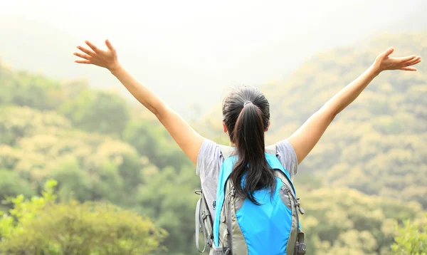 Cheering woman enjoy the beautiful view — Stock Photo, Image