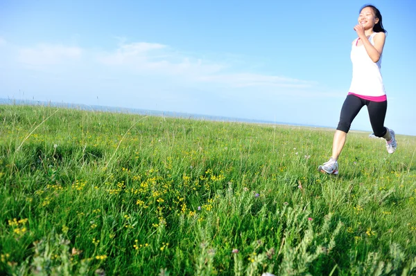 Athlète coureur courir sur herbe bord de mer . — Photo