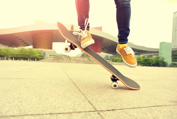 Žena nohy skateboardingu — Stock fotografie